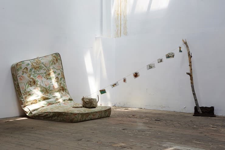 crossing the color time_Dimensions variable_매트리스, 스틸 그레이팅, 시멘트 조각, 철근, 종이에 드로잉, 나뭇가지, 혼합재료_2018
