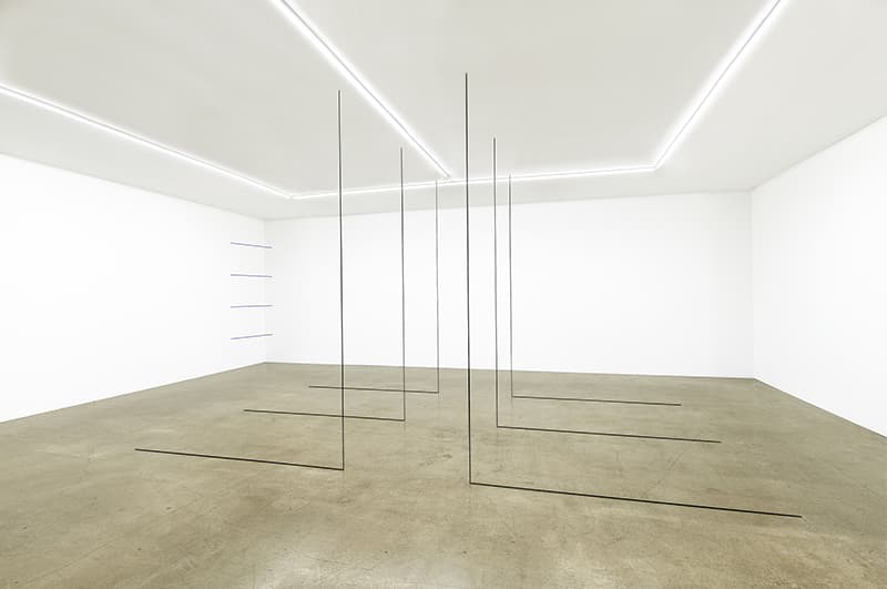 프레드 샌드백, Untitled (Sculptural Study, Six-part Right-angled Construction), 1976/2013, 아크릴 흑실, 상황 특정적: 공간에 따른 가변크기