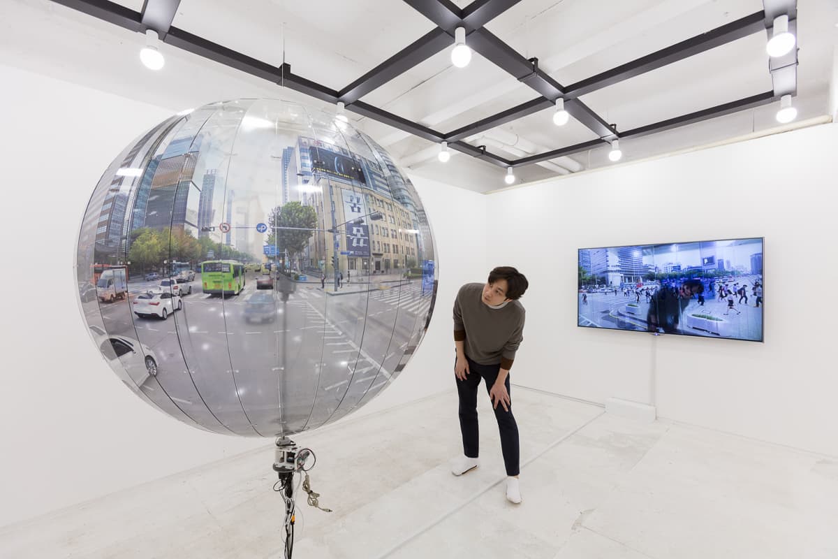 구체풍경 Specific Landscape, 120x120x120cm, plexiglas, arduino board, step motor, monitor, iphone, laser print, 2019