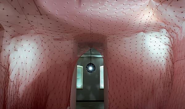 지희장, 자궁 Womb, 600x690x300cm, installation, span fabric, pennycoin, mail, lubberband, 2016