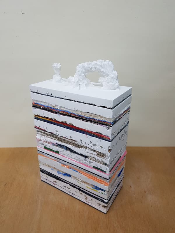 김준명_Piece of earth1(돌섬)_혼합재료(석고,유리,나무,돌,천,흙, 종이,테잎,포장재,신문지,실리콘,비닐,포대)_54x33x16cm_2017