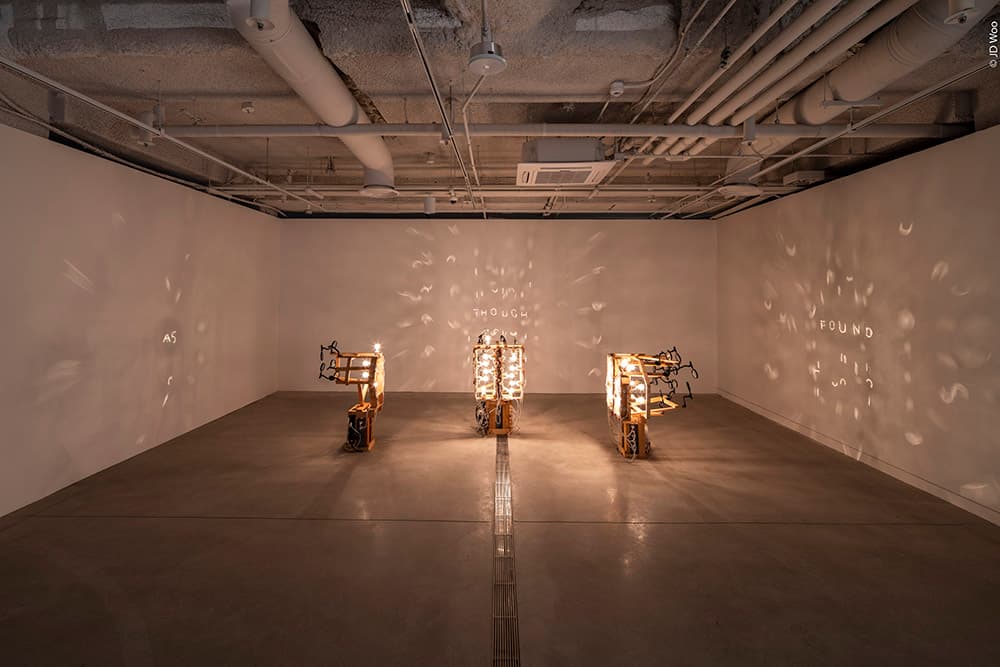 이안 번즈_What Might Be_2011_나무, 조명, 확대경, 타이밍 시스템_가변크기