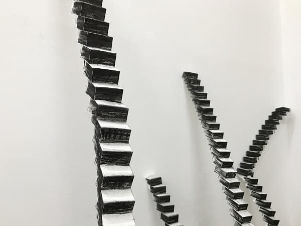 <길>/ 종이에 목탄, 풀/ 가변설치/ 2017