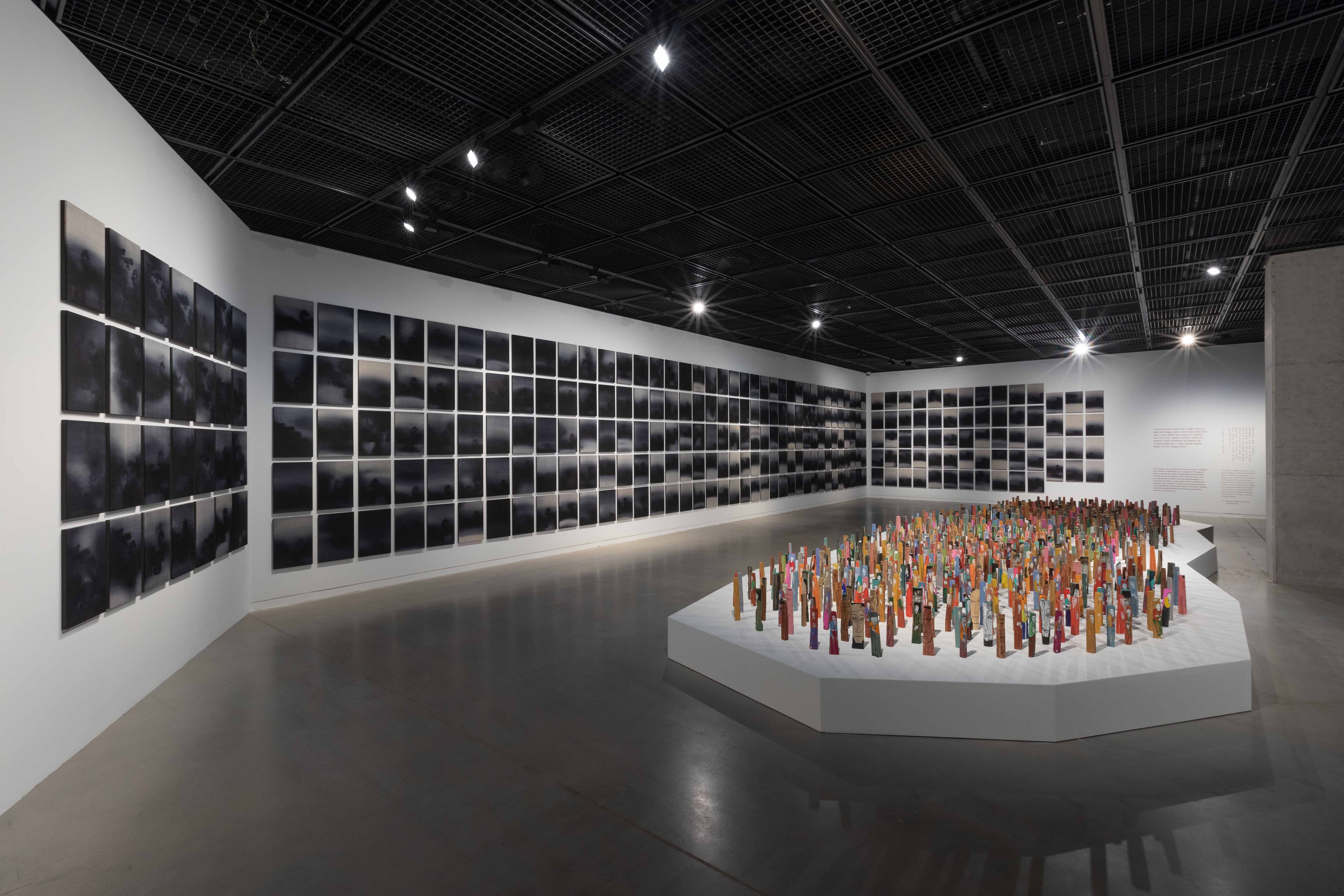 장혜홍, <흑-Black Project 2020> 실크, 혼합재료, 가변설치, 1998-2020