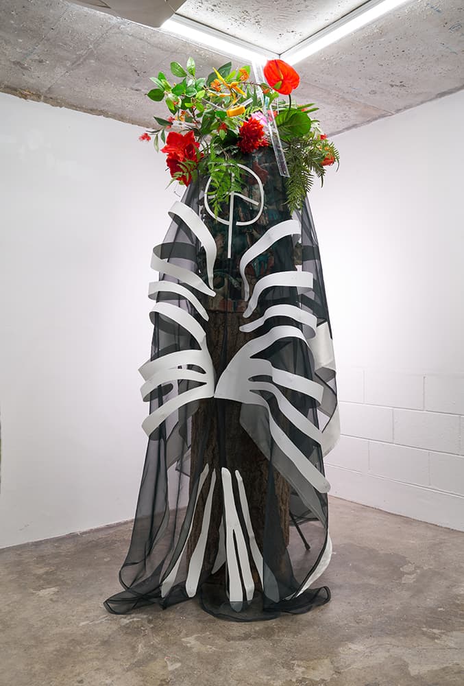 김대운, 네 길을 지도하리라, 2022, 점토, 유약, 은행나무, 오간자, 종이, 2300x1900x400, 작가소장