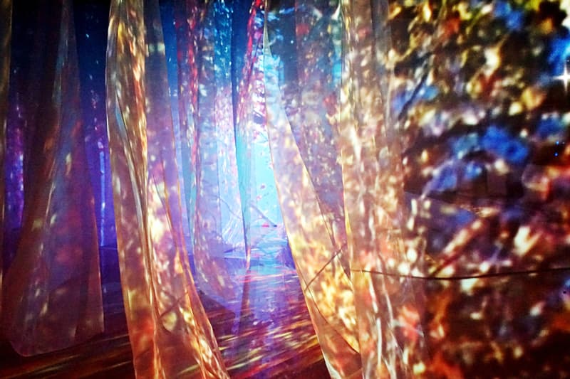 홍나겸_Digital Forest, 2018, 실크, 가변크기