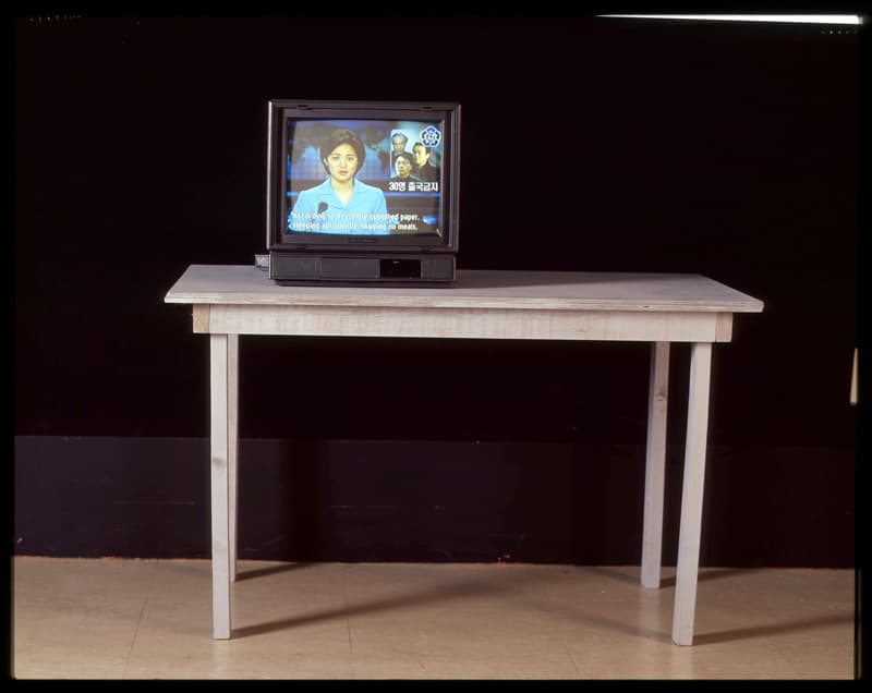 김범, 무제(뉴스), 2002, 싱글채널 DVD, 나무테이블 및 모니터, 부속품, 107x122x80cm