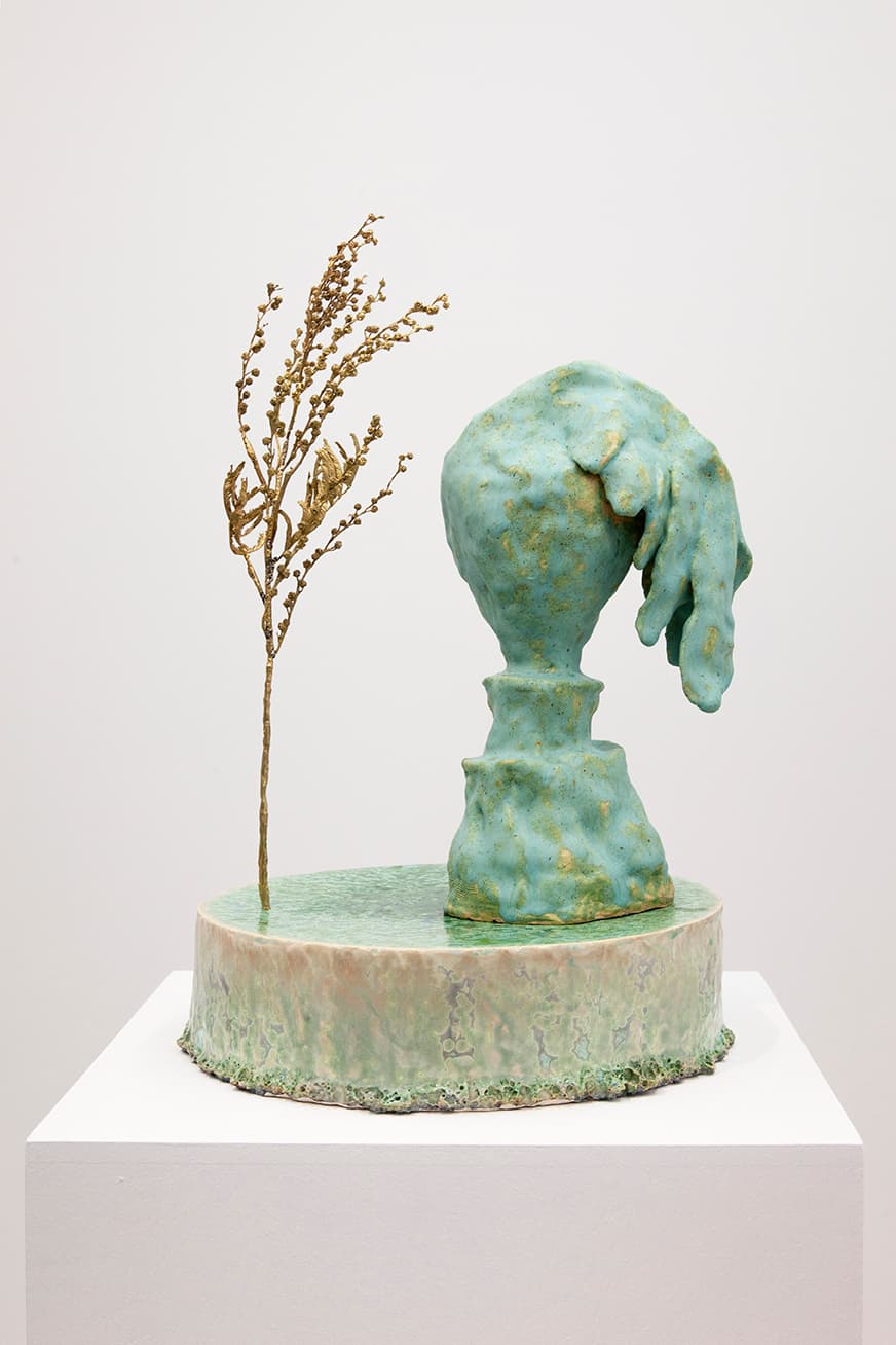 <쪽빛 장소>, 2021, 도자, 황동, 42.3 x 28.4 x 27.5 cm