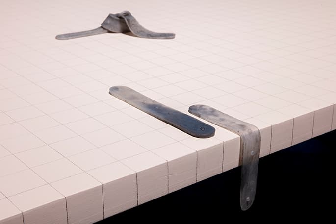 제시 천, <침묵을 말한다 그리고>, 2019 흑연, 실리콘, 나무, 철, 가변크기