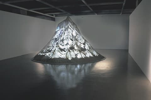 ‘이끼 달 위의 열 번의 낮과 밤’ 밀가루(폐기 밀가루, 대한제분 제공), 나무구조, 디지털프린팅 미러볼 위에 비디오 프로젝션, 440×350×270cm, 2017