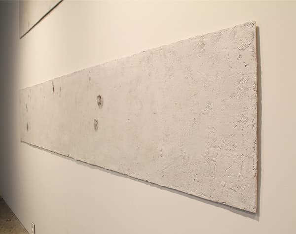 이지성, <횡단보도>, 합판, 핸디코트, 페인트, 244x45x0.7cm, 2017