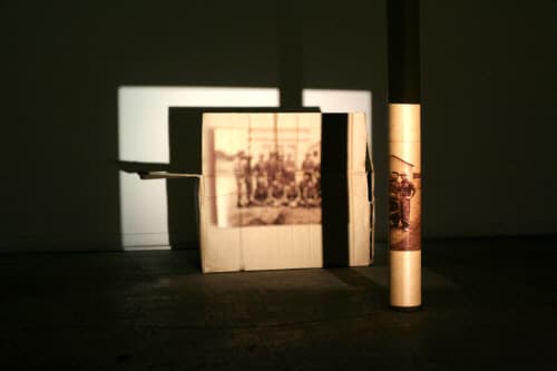 임흥순, 귀국박스-무명용사 기념비, 2008/2018, 영상 설치, 종이 박스, 종이 기둥, 껌 가변설치 ⓒ임흥순