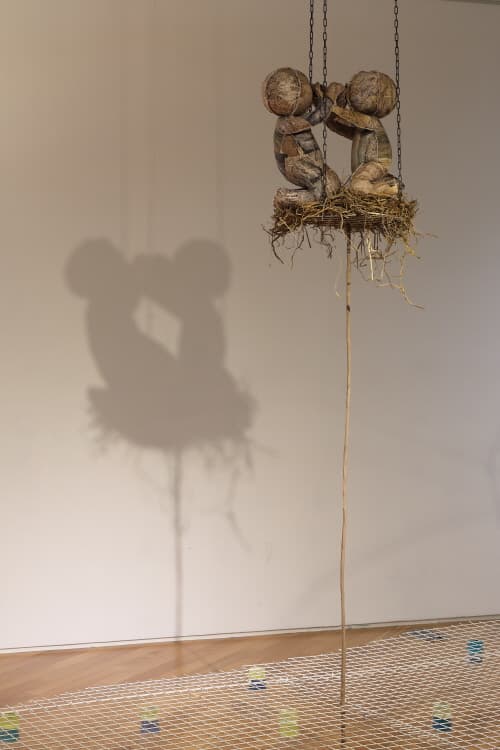 현정윤,내가 너의 곁에 살았다는 걸 (Detail) 철망, 에폭시, 플라스틱 컵, 레진, 펜던트, 인조식물, 연질우레탄, 철, 시바툴, 체인, 천 위에 프린트, 지푸라기, 유토, 스티로폼본드, 수채물감, 아크릴, 석고, 껌 가변설치 (Dimension variable)