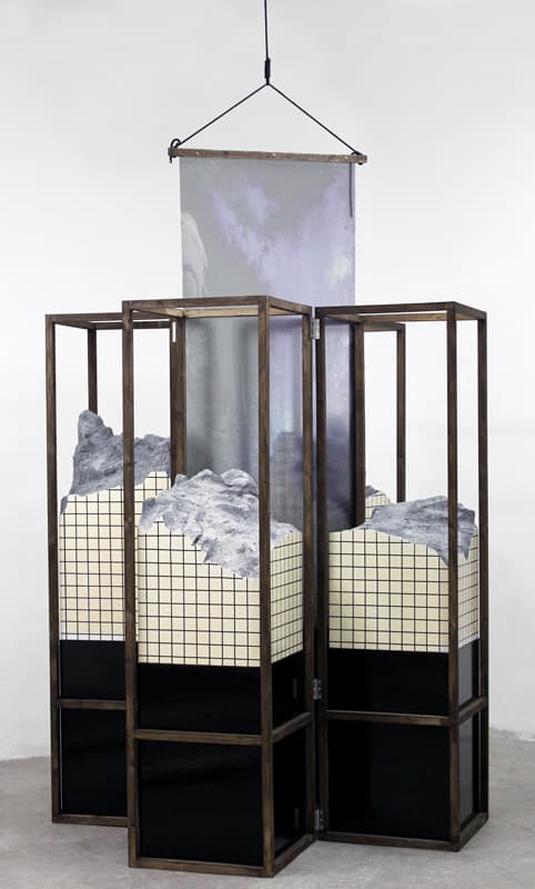 입체병풍(No.3)_건조한 곳, 사막의 돌과 채집된 밤 풍경, (병풍 하나 크기)45 x 45 x 170cm, (족자의 크기)64 x 200cm, 2017