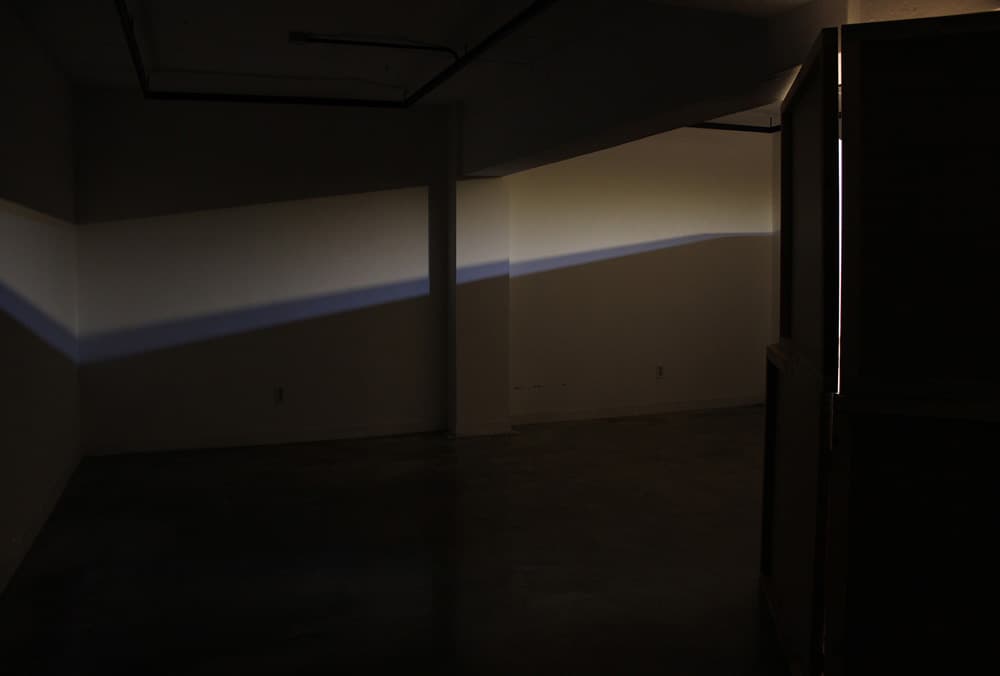 홍수현_unzutreffend_MDF, 각목, LED, 경첨_450x193x200cm_2019