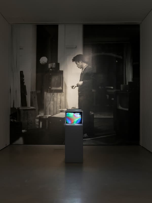백남준, 자석 TV(Magnet TV), 1965년(1995년 재제작), TV 수상기, 자석, 50x90x120㎝, 국립현대미술관 소장
