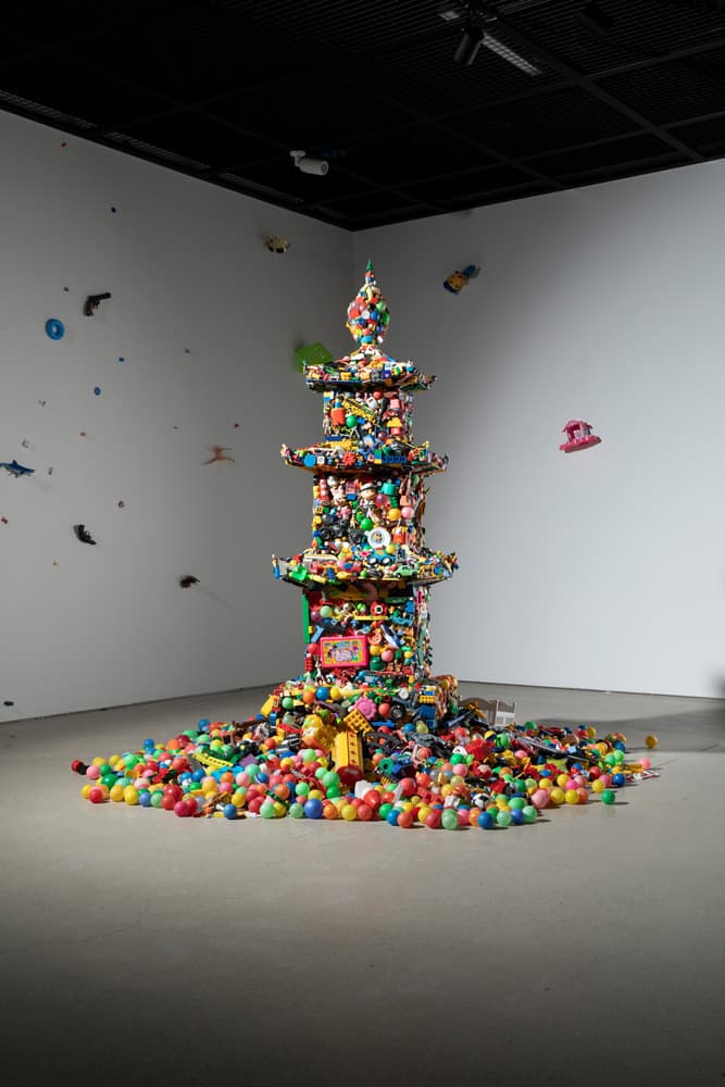 김용철, 사용된 꿈-탑 300x300x250cm 가변크기, 폐장난감, 2008