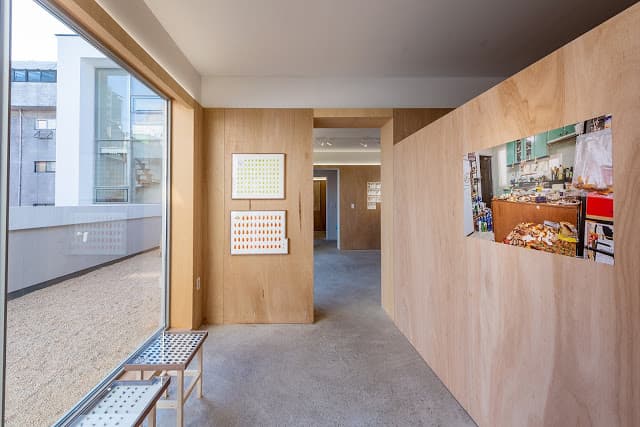 구민자_전시전경_좌 토마토 750G (2019), 포도 500G (2017)_ 우 보광동 104-1 (2020)촬영, 사진 김재범