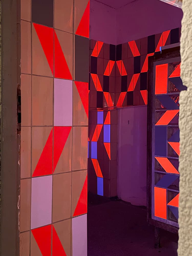 김매리_Das Neon Haeuschen(The Neon House) 2024 Coloured adhesive film Installation View
