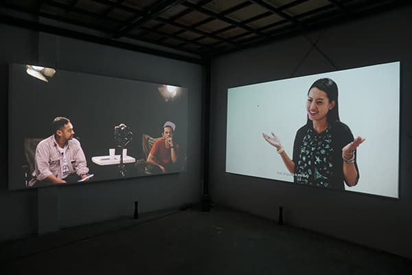 Ary Sendy & Heru Sukmadana, < 불안 공유 Sharing Anxiety >, 2015, 2 채널 비디오 프로젝션, 컬러, 사운드, 19분 28초, 작가 제공 ⓒ OK. Video