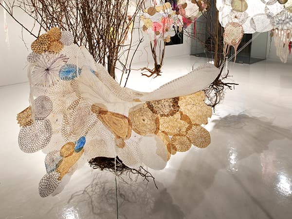 Blanket like My Skin, 죽은 나무 6그루,다양한 종류의 버려진 종이들,연필, 목탄, 콘테, 색연필, 볼펜, 페인트마카, 파스텔, 과슈, 아크릴물감, 젤미디엄, 실 가변크기 2018