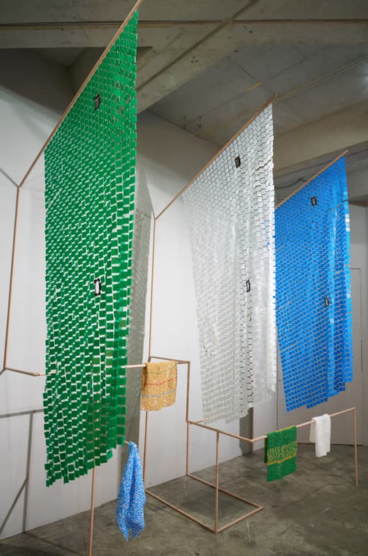 신유라, 걸쳐진 상자_단프라 박스, 스텐 앵글, 고리, 실, 아크릴 물감, 우레탄 도장_350x316x132cm_2017
