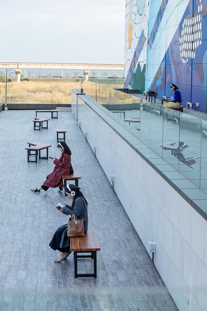 권병준, 오묘한 진리의 숲 4(다문화 가정의 자장가), 2019, 헤드셋, 위치인식 시스템, 가변크기