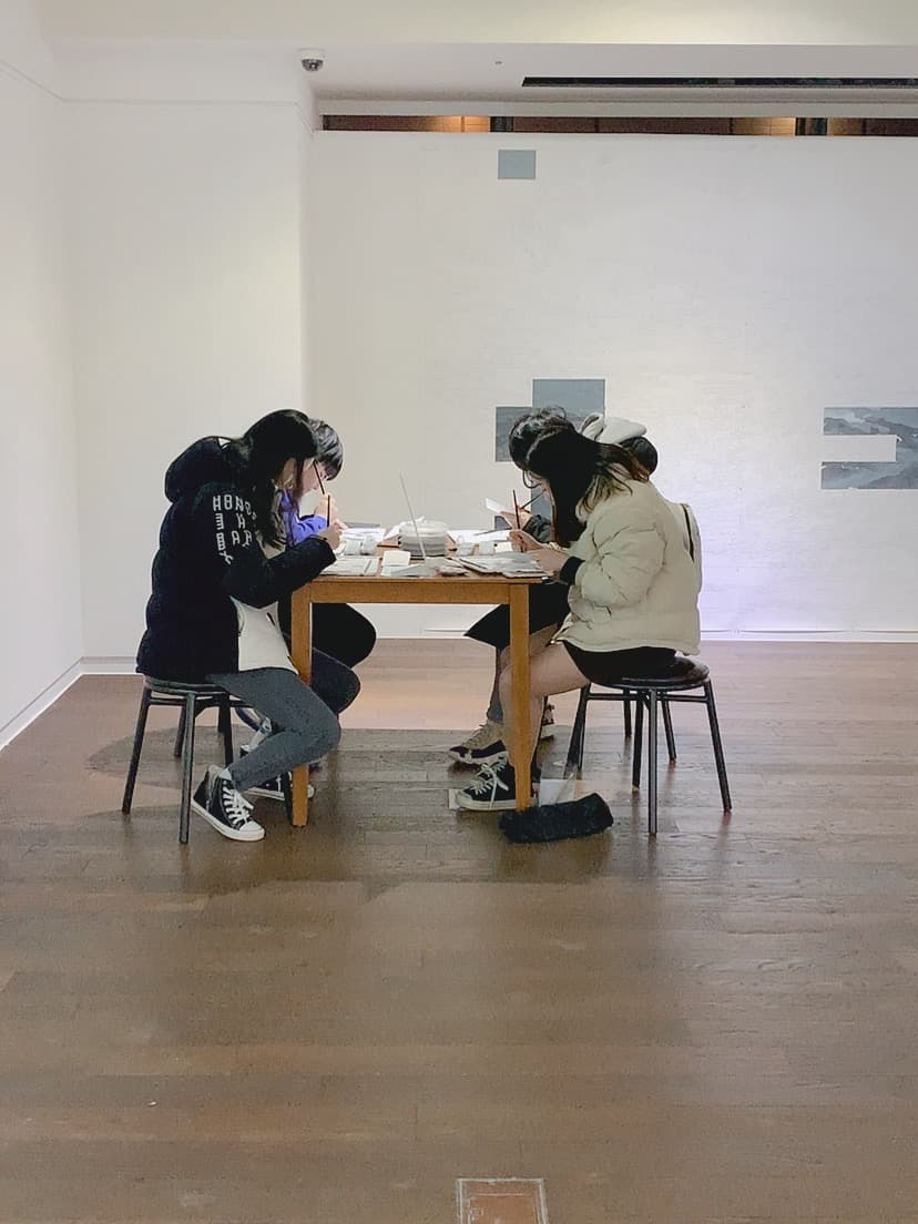 안규철 [그들이 떠난 곳에서-바다] 546×216cm 종이에 연필 2019 ※관객참여