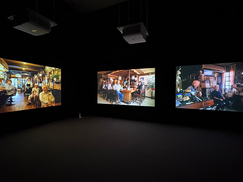 이끼바위쿠르르 ikkibawiKrr, 〈끽(喫)〉(Kkik), 2025, 3채널 비디오, 컬러, 사운드, 4K, 12 분 15초.