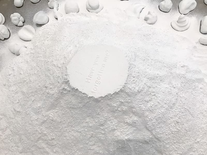 진정한 사랑이 이루어지는 것 만큼 어려운 일에 관하여 About a thing as difficult as true love can be_혼합매체(석고, 레진, 종이), 300x400x270cm(가변 크기)_2019