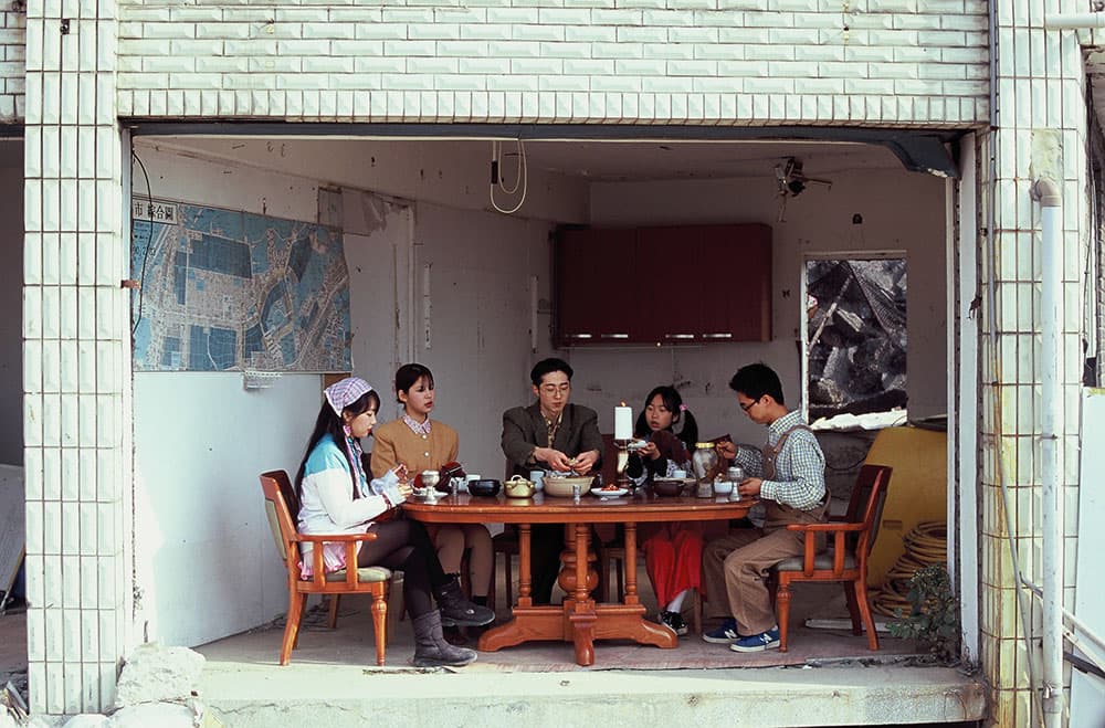 ⓒ 김채윤, <유령가족_최후의 만찬>, 피그먼트 프린트, 67×90cm, 2019