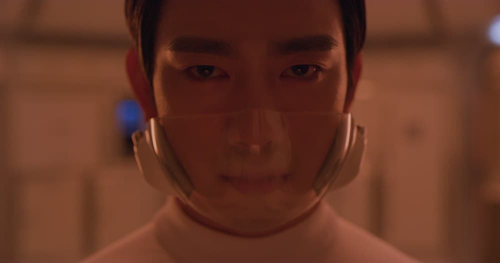 문경원&전준호, <미지에서 온 소식: 자유의 마을>, 2021, 2채널 HD 영상 설치, 컬러, 사운드, 14분 35초. 필름 스틸 컷. 작가 제공.