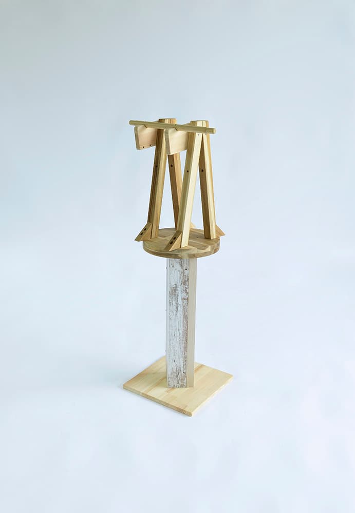최태훈, <우드타입1>, 2022, DIY 목재(벽선반, 스툴), 102x40x35cm Ⓒ I Talk About Contemporary