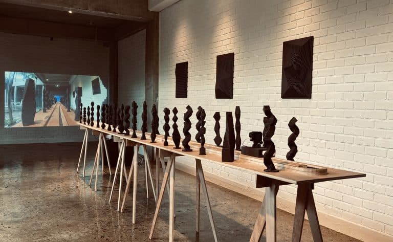 김준서_무제2_4800 x 4800cm_나무, 모터, 체인, 컬러보드_2020