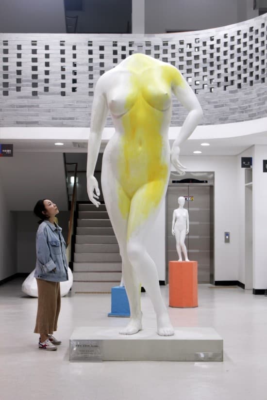 권현조, <여자의 전신 조각>, ‘중앙에서’ 전시 전경, 180×120×310cm, 합성수지에 채색, 2015