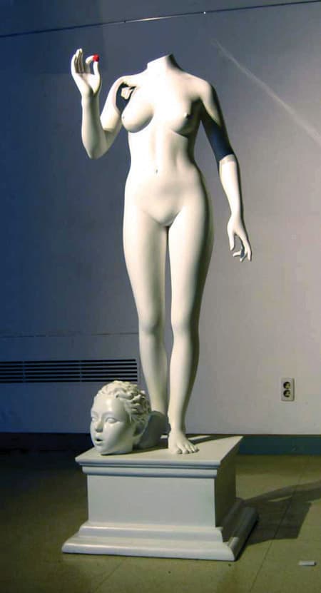 김창영, 빨간 각설탕을 들고 있는 메두사, 2005, 국립현대미술관 미술은행 소장
