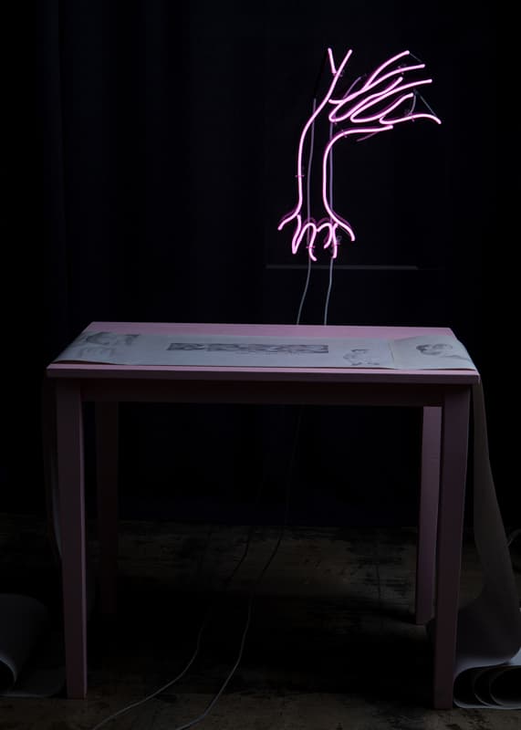 서정배, 4월, 다시 4월, 네온, 책상, 종이에 연필, 가변설치, 430x29.7cm, 2018