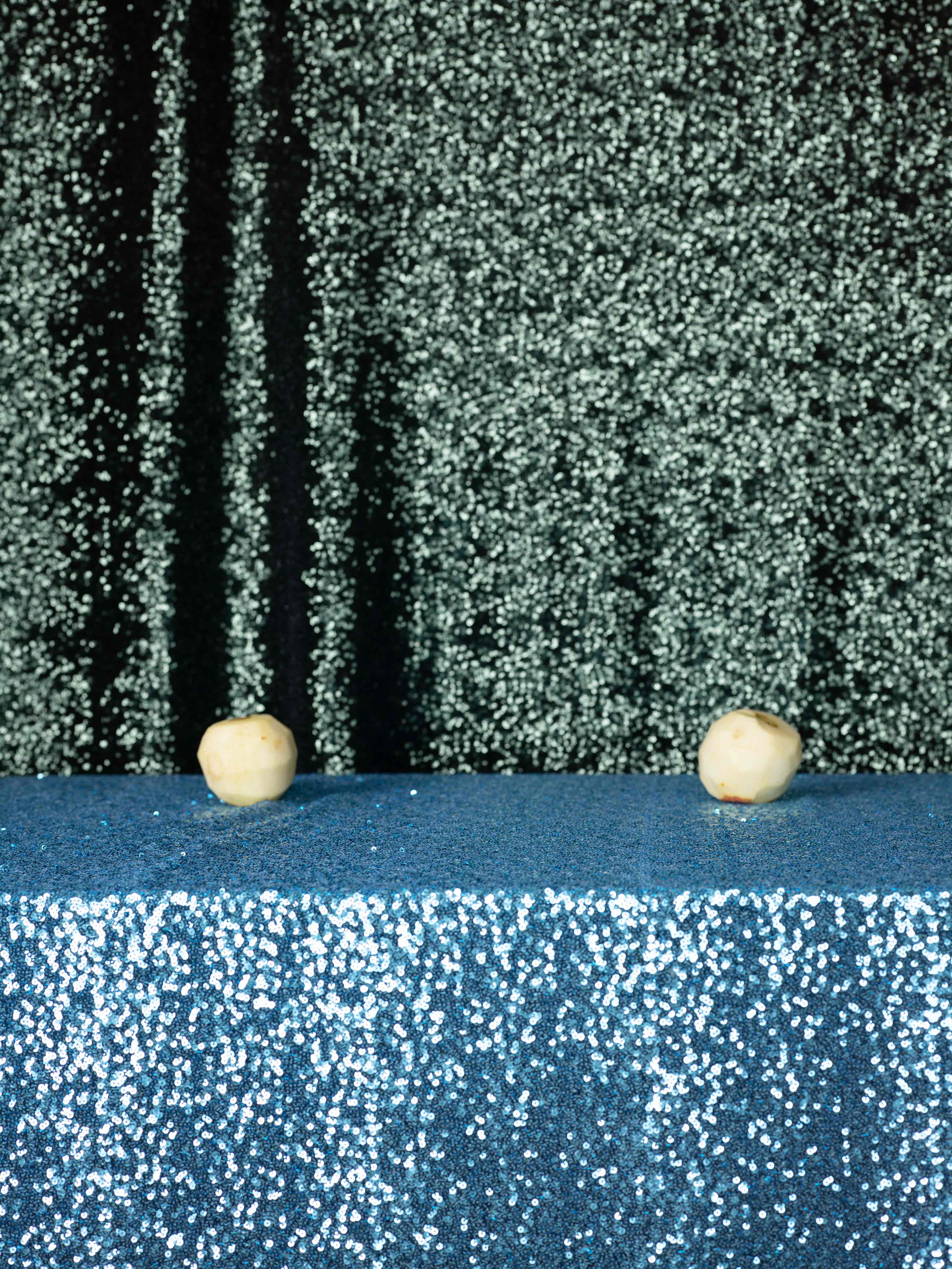 <Nude apple> Archival pigment print, 60x45cm, 2022