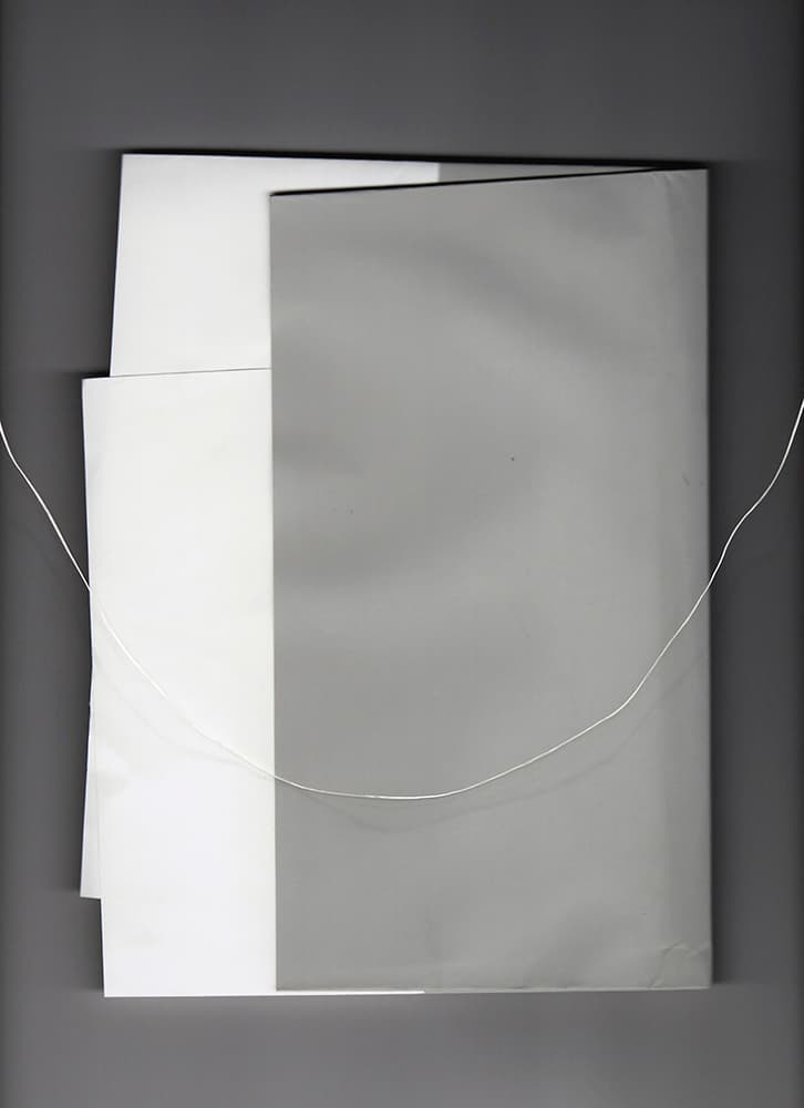 김온, 평면세계의 평행선 (볼륨 #6), 2020 ,종이에 잉크젯 프린트, 색 고무줄, 41.9 x 31 cm