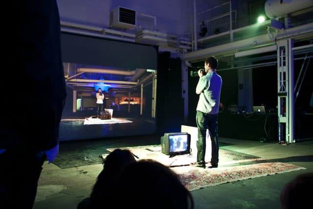 박성준, perception V, performance, 1 camera, 1 monitor, 1 screen, 3 illuminators, various dimension, 2012
