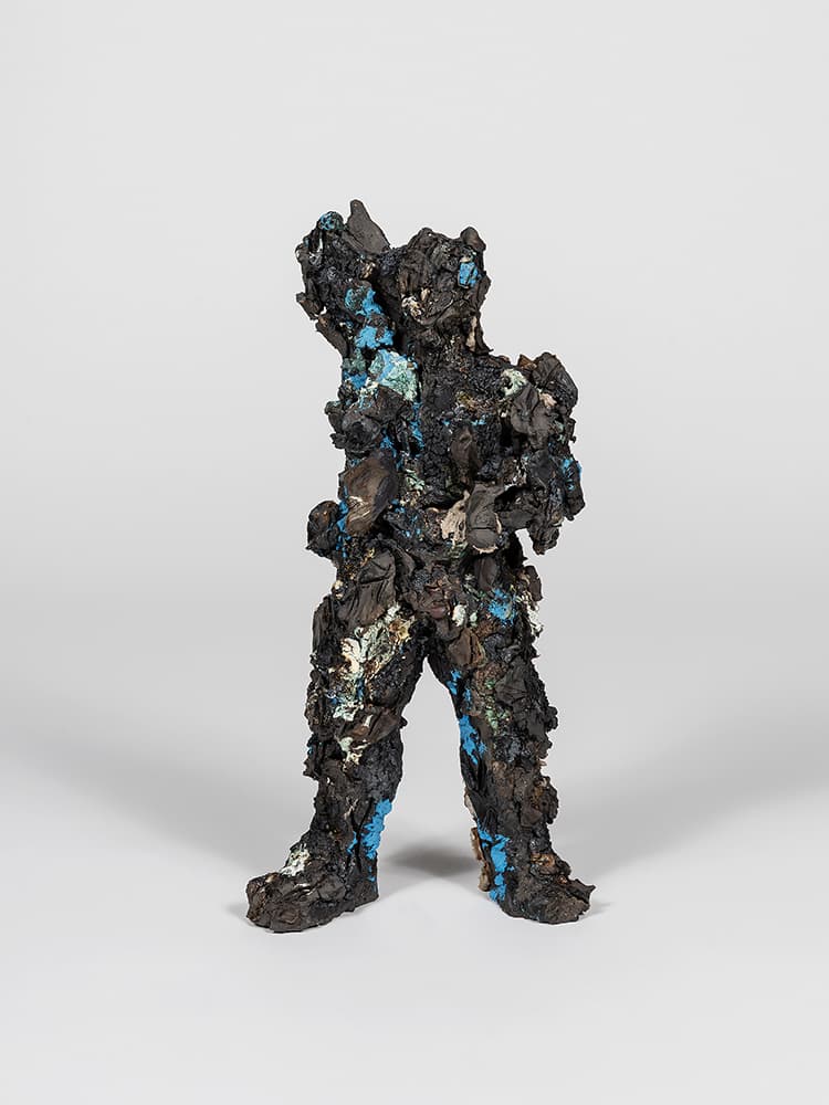 윤정의, 무제, 2022, 도자기, 소성한 유화 물감, 39x19x13cm, photo by. CJYART STUDIO(조준용)
