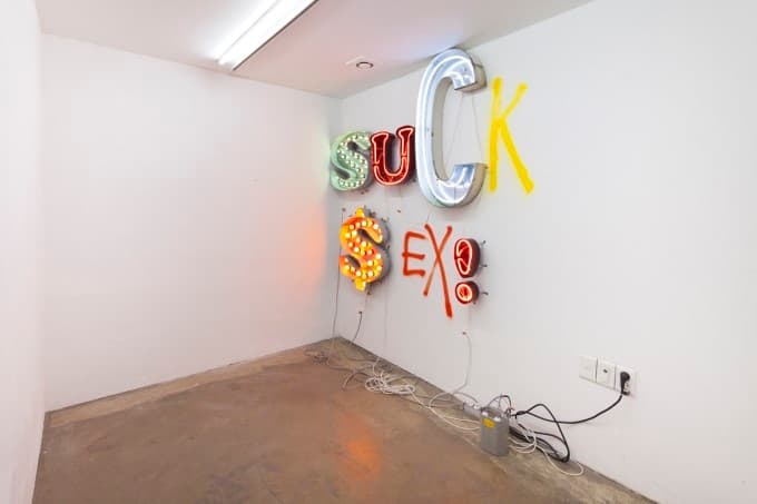 InsanePark, 성공을 위한 세 가지 것들, 2014. neon, channel, fluorescent lamp, lacquer spray, Variable Dimension