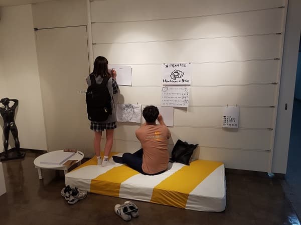 황종현, <Speed bump>, paint on mattress, 200cm×100cm×18cm, 2017