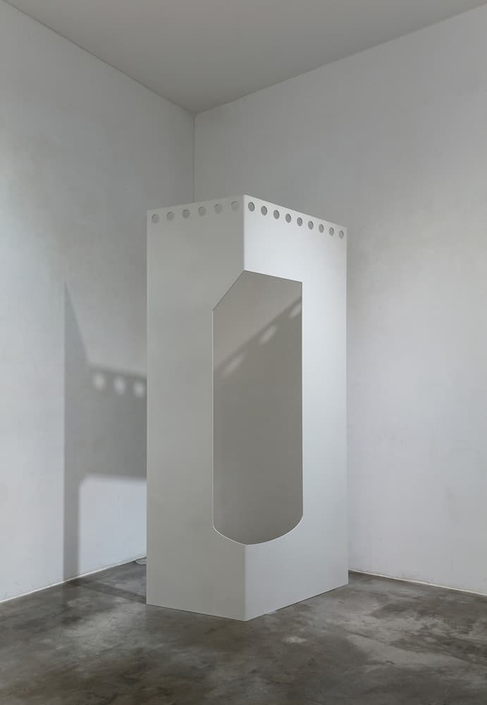 유리 < Relative boundary > 2018 Paint on steel 100 x 42 x 178cm 이미지제공: 유리