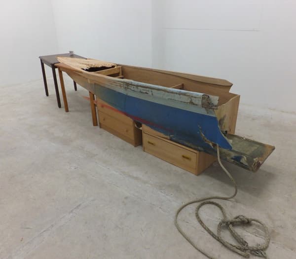 아오노 후미아키, <수리, 대용, 합체, 침입, 연치 “동일본대지진 후 미야기 현(縣) 이시노마키시(市)에서 수집한 폐선의 복원”>, 2012, 배 및 서랍의 파편, 나무 조각, 아크릴 페인트, 80×370×91cm ⓒ 아라리오 컬렉션