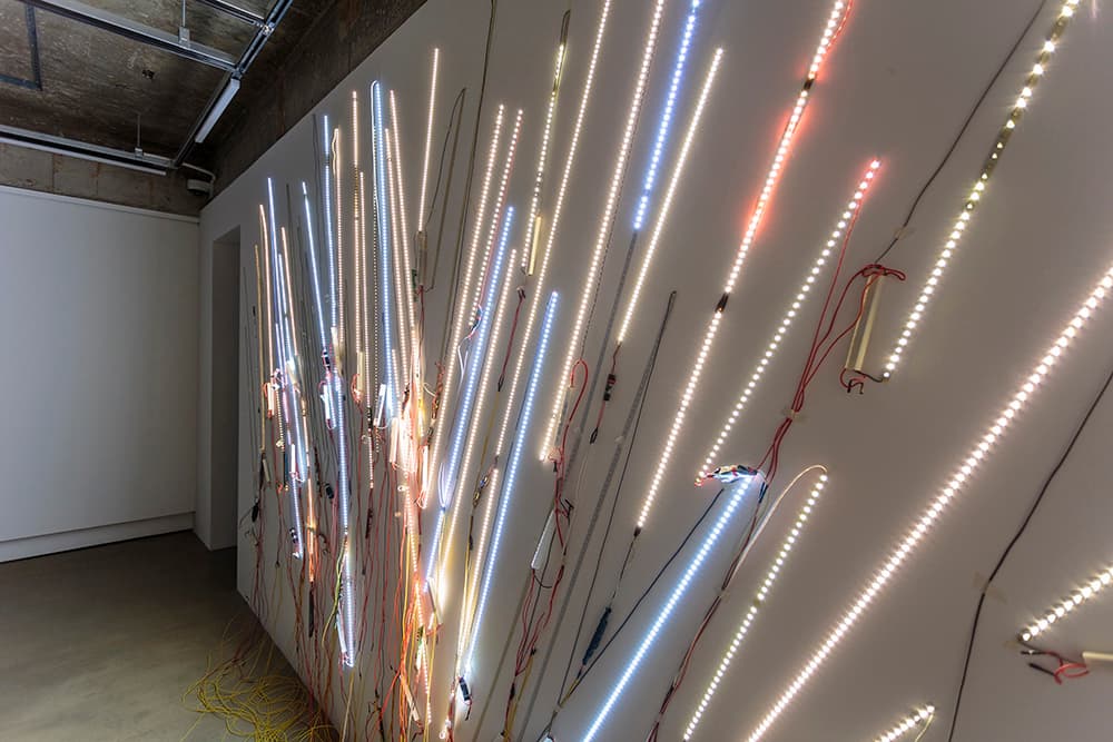 독산회화(4월의 벚꽃), 2021, 버려진 폐 LED 수집 후 벽면에 설치, 가변설치_detail
