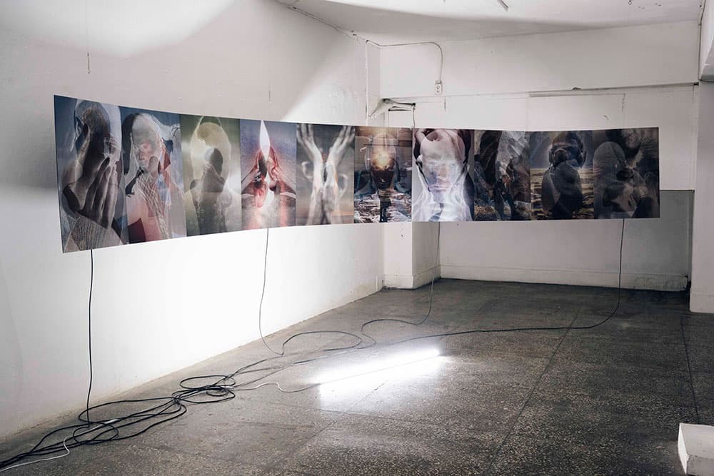 Noise Game_한재석_noise_cancelling_2023, 포맥스에 잉크젯 프린트, LED 등, 84.1 × 59.4 × 2 cm(× 10개), 가변설치 ⓒ Jsuk Han