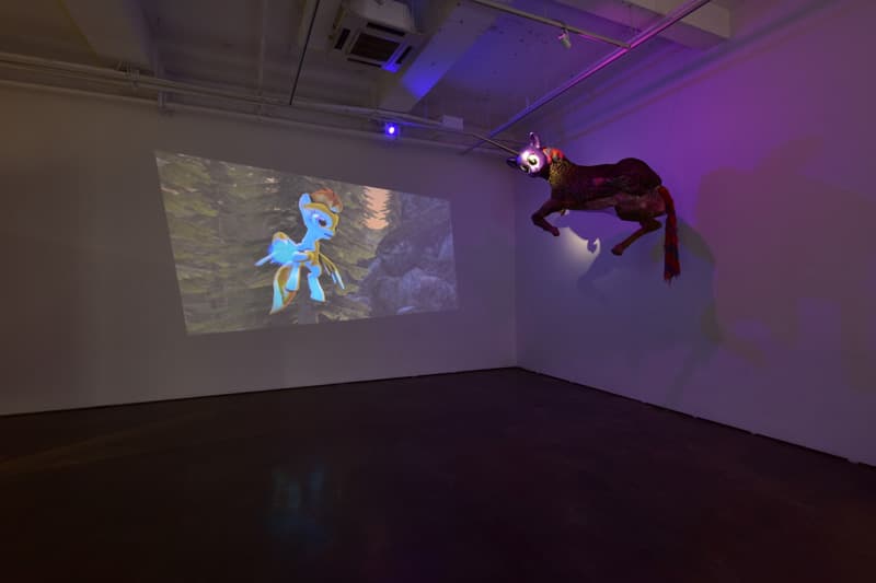 김웅현, UNREAL_Hell Bovine and Pony, 2016, Video, 16 min 14 sec (L), 김웅현, Hell Bovine and Pony, 2016, Mixed media, 216x136x105cm (R) (이미지제공: