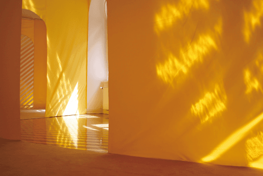 애나한, 빛과 당신이 머무르는곳, 2013, 노란천, 시트지, 카페트, 가변설치