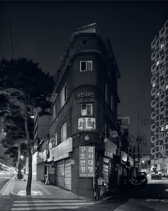 김동욱_충무로5가 20-12018 Chungmuro 5(o)-ga 20-1_종이에 안료_30×24cm_2018 등록 /Registered/ 1957. 11. 01/ 공시지가/The official land value /12,410,000/㎡